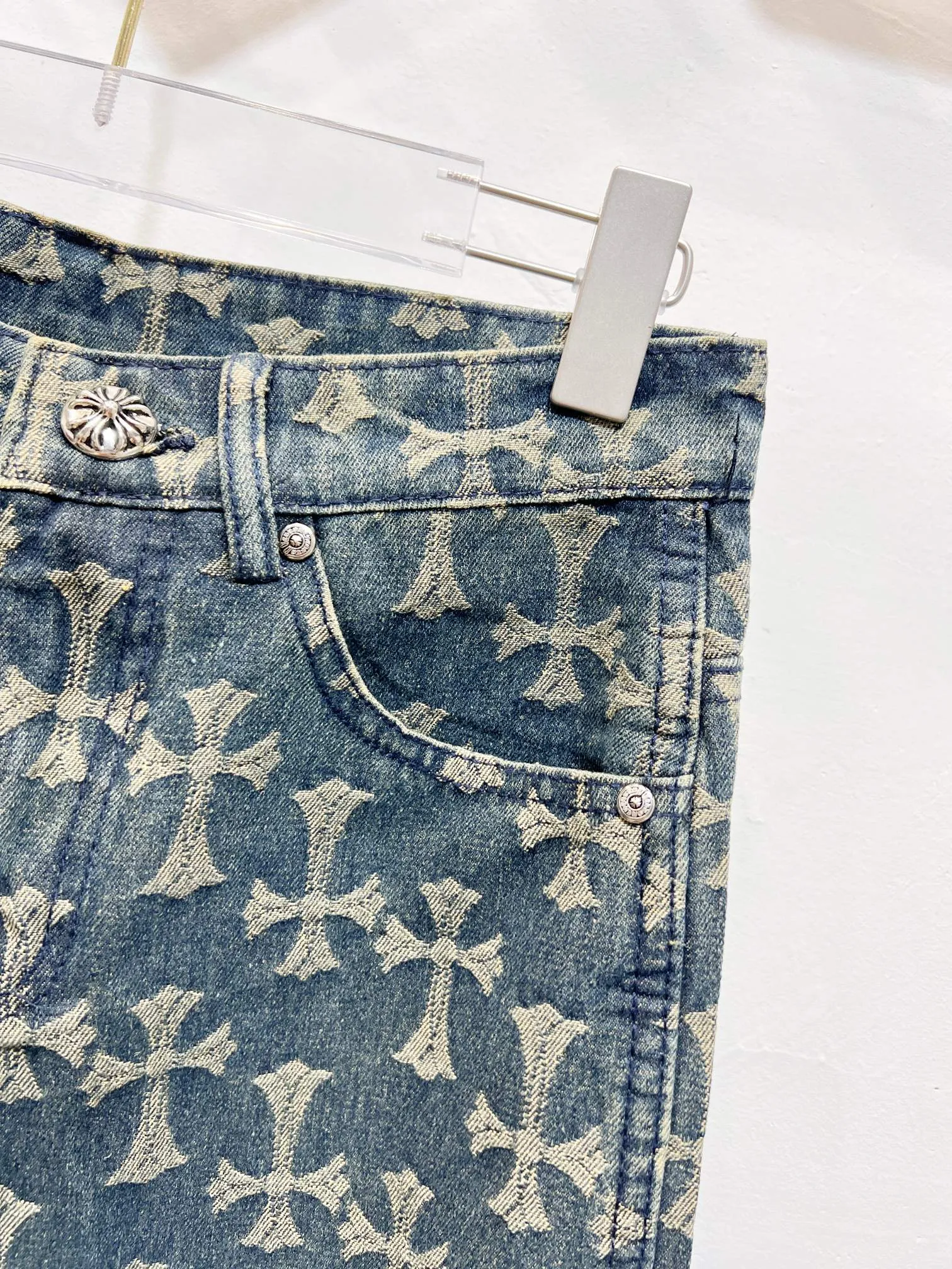 P230 Style No.: (r070) Chrome Hearts double-sided full logo jacquard dark pattern heavy-duty full-print cross jeans. The same style as the Internet celebrity star. Cross-printed denim jacket. The unique cross design element and all-over printing are full of design. It is made of 100% denim cotton fabric with heavy coarse yarn count, which ensures a stiff and tough silhouette while being soft, comfortable and breathable. The lapel is designed with silver buttons and is full of texture. The classic white cross logo is all over the dress, making it a perfect versatile style for spring and summer! Customized jacquard fabric, you can wear it in various styles. This gender-neutral shirt is a must-have for nightclubs. It can be worn as a jacket for both men and women. It can be easily worn by both men and women! The original loose version is made of high-quality pure cotton fabrics. The fabric pattern is high-definition and delicate without burrs. It is comfortable and breathable to wear. All the buttons are molded and customized. It is casual and fashionable and can be matched with any bottoms. It can be windproof and sunproof in spring and summer. It can be worn outside in autumn and winter! Easily concave shape makes you look slimmer and taller, perfect for both men and women! Customized main label, accessories, fully washable, whole body wiring, quality control, no heads!  Luxurious dark high street, Hollywood's luxury brand, 22SS's latest couple's leather cross short-sleeved T-shirts, all reflect their own unique style! Made of thick black cotton, goatskin appliqués, hand-sewn custom metal hardware, and silicone varnish printing, multiple materials collide to create a unique texture. It also incorporates ChromeHearts medieval-style Sanskrit fonts and classic horseshoes, creating a unique and charming dark texture under the graceful arcs and all-black shadows, full of artistic sense!